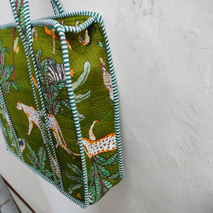 Sac fourre-tout matelassé en coton fait main avec motif imprimé en blocs « Jungle Safari », sac à bandoulière zippé en toile écologique pour femme - Product Image 3