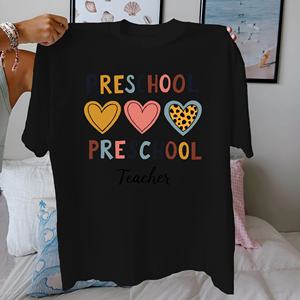 Profesor de preescolar con corazones coloridos, Camiseta de algodón puro para mujer, ajuste cómodo - Product Image 2