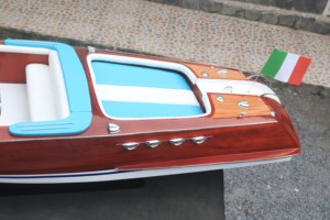 Modèle de bateau rapide italien en bois RIVA AQUARAMA X à l'échelle 1:5 - Artisanat peint durable de forme irrégulière pour la décoration - Product Image 4