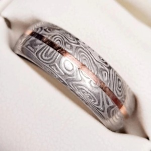 Bague en acier Damas avec insert en or rose, alliance pour homme, ajustement confortable, motif grain de bois unique, faite à la main, garantie 3 ans, pour le marié - Product Image 5