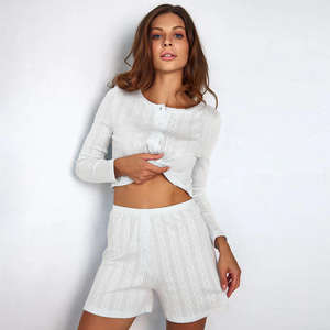 Ensemble de pyjama en satin de coton pour femme, doux et respirant, haut à manches longues et short, tenue de nuit confortable, options de fermeture frontale - Product Image 3