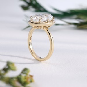 Anillo Solitario de Diamante Corte Ovalado en Oro Amarillo con Engaste de Seis Puntas y Diseño de Halo Oculto, Joyería de Lujo para Bodas para Mujer - Product Image 2