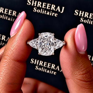Bague de fiançailles en or massif 14K 18K avec diamant de laboratoire taille coussin certifié IGI, trois pierres et diamants latéraux taille trilune - Product Image 5