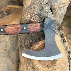 Hache viking artisanale industrielle, tête en acier gravée, manche en bois massif, poignée gainée de cuir, inspirée du patrimoine, objet de collection décoratif - Product Image 6