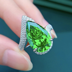 Bague de cocktail de luxe pour femme en argent 925 avec pierre émeraude taille poire en forme de goutte d'eau, à porter au quotidien - Product Image 3