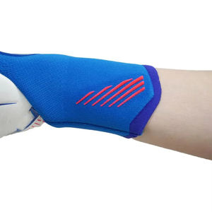 La superficie de contacto de látex suave mejora el agarre del balón en los guantes de portero utilizados para detener tiros regulares. - Product Image 2