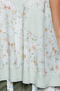 Camiseta sin mangas con cuello en V y bolsillo frontal POL Floral - Product Image 5