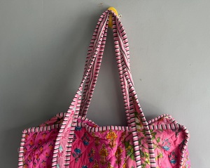 Bolso tote de hombro acolchado de algodón rosa con estampado floral, bolso de fin de semana con cierre de cremallera para viajes, compras, playa, regalo para ella - Product Image 4