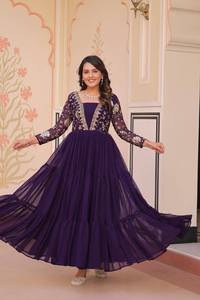 ชุดเดรส Anarkali ดีไซน์หรูหราสามสี คอลเลคชั่นสีม่วง แดง เขียว ปักลายหนัก ผ้าพลิ้วสวย ยาวกรอมพื้น เหมาะสำหรับงานปาร์ตี้สไตล์ชาติพันธุ์ - Product Image 4