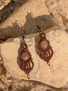 Boucles d'oreilles vintage en macramé faites à la main Shree Om Creations avec pierre de lune blanche, certifiées IGI, plaquées or, cordon marron, bijoux de guérison pour femmes - Product Image 3