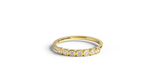 Bague de fiançailles de luxe en or 18 carats avec diamant taille princesse, sertie de sept pierres, fine et empilable pour femme - Product Image 1