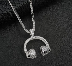 Pendentif Casque de Luxe Entièrement Sertie de Diamants, Collier Thème Musical Personnalisé pour Hommes, Fournisseur de Bijoux Bling en Gros - Product Image 3