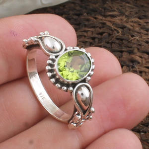 แหวนเพอริดอทดิบธรรมชาติ เงินแท้ 925 แหวนพลอยสีเขียวประจำเดือนสิงหาคม แหวนทำมือสำหรับผู้หญิง ขายส่ง - Product Image 1