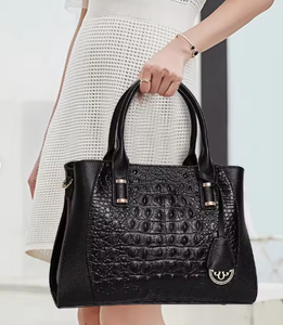 Sac fourre-tout noir à motif géométrique pour femme, avec décoration métallique, fermeture éclair tendance, poignée unique, durable, imperméable, pour usage quotidien - Product Image 3