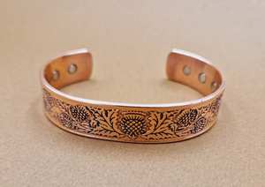 Pulseras de Cobre Vintage Elegantes con Flores Talladas y Nudos de Estilo Celta, Ajustables para Regalo - Product Image 5