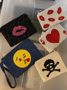 Petite pochette à monnaie multicolore à motif chevron, faite à la main, ornée de perles de rocaille et de perles de verre rondes, avec fermeture éclair et pompon, en forme de cercle - Product Image 2