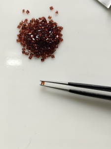 Granate rojo natural de 1,75 mm, corte princesa cuadrado, piedra preciosa suelta de la mejor calidad para la fabricación de joyas - Product Image 1