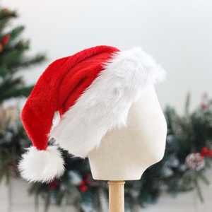 Chapeau de Noël du Père Noël en peluche rouge avec bordure en fourrure blanche confortable et pompon décoratif pour Noël - Product Image 1