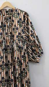 Nuevo vestido midi Kyra, minivestido, vestido largo con estampado floral, cuello profundo con cierre de cordón. - Product Image 3