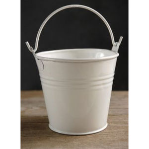 Cubo de metal blanco pequeño al por mayor con asa, cubo redondo clásico de hojalata con recubrimiento en polvo color marfil para decoración del hogar, fiestas y proyectos de manualidades. - Product Image 1