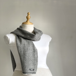 Bufanda con patrón de ondas Jacquard de Cachemira sostenible para mujer, hermosa ropa tradicional cálida de Invierno para mujer - Product Image 1