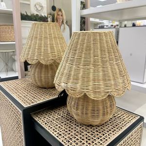 Lámpara de Escritorio de Ratán Festoneado, Lámpara de Noche de Mimbre Tejido Sostenible, Iluminación Artesanal Premium para Hoteles, Resorts, Diseño Personalizado - Product Image 1