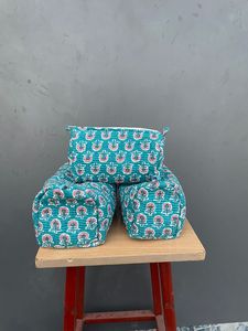 Ensemble de trois oreillers décoratifs en coton à motifs floraux, style bohème, sacs de plage et de voyage peints à la main avec fermeture éclair - Product Image 1
