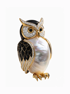 Broche hibou en perle plaquée or avec accents de diamants, ailes en émail noir, bijou unisexe, cadeau - Product Image 1
