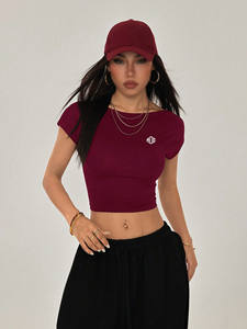 เสื้อครอปเปิดหลังแฟชั่นสำหรับผู้หญิง ขายส่ง เสื้อยืดทรงเข้ารูป ยืดได้ สไตล์สตรีทแวร์ฤดูร้อน รับทำโลโก้ตามสั่ง ผู้ผลิตเสื้อยืด OEM เสื้อผู้หญิง - Product Image 3