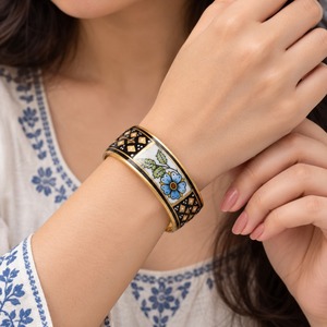 Bracelet manchette en émail plaqué or avec motif floral noir et blanc, style vintage, bijoux unisexe - Product Image 2