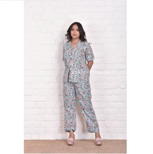 Ensemble de pyjama 2 pièces vintage pour femme, style bohème moderne, en coton écologique, imprimé floral, avec décoration boutonnée en crêpe - Product Image 1