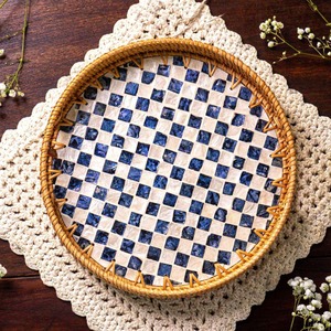 Bandeja Decorativa Redonda de Ratán Tejido a Mano con Madreperla para Decoración de Interiores de Lujo - Product Image 1