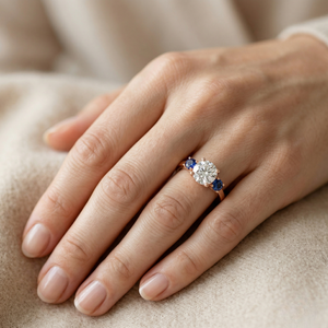 Anillo de compromiso y boda de plata de ley 925 chapado en rodio con tres piedras de moissanita VVS D, de moda para mujer - Product Image 4