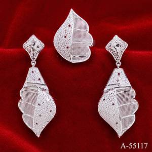MOLL JEWELLERS Boucles d'oreilles classiques plaquées or 24 carats en forme de cœur de corail pour femme A-55116 Bijoux de luxe pour soirée - Product Image 2