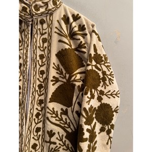Veste en velours pour femmes en gros, veste brodée à la main avec des motifs floraux, doublure en coton, style hippie, manteau d'hiver pour femmes - Product Image 6
