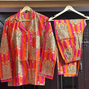ชุดนอนผู้หญิงลายเสือสีส้มชมพูแบบเต็มตัว พร้อมปกเสื้อพับได้ ผ้าทอเนื้อนุ่ม สำหรับผู้ใหญ่ ฤดูร้อน - Product Image 1