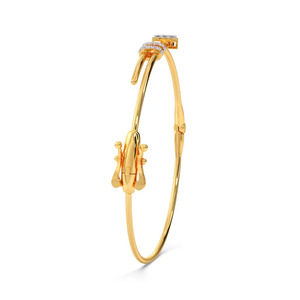Elegante Brazalete de Diamantes con Diseño de Flecha, Banda Doble de Oro Amarillo y Acento Geométrico en Puntos - Product Image 3