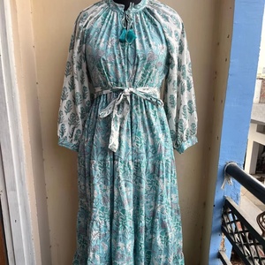 เดรสแม็กซี่ลำลองลายดอกไม้พิมพ์ลายบล็อก คอวี แขนยาว ผ้าฝ้าย 100% ไซส์พลัสสำหรับผู้หญิง ขายดีประจำปี 2026 - Product Image 1