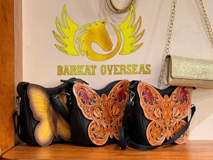 Bolso de Hombro de Cuero Genuino para Mujer, Diseño de Mariposa Hecho a Mano, Correa Ajustable, Estilo Bohemio, Cierre de Cremallera - Product Image 1
