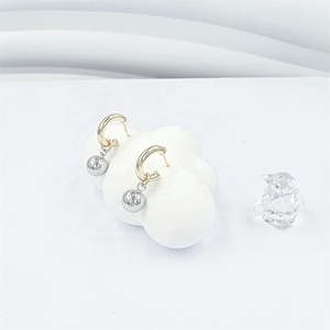 Aretes de Aro de Latón Duradero Chapados en Oro de 14K de Última Moda 2024 con Engaste de Garra en Forma de Círculo para Fiestas de Mujeres - Product Image 4