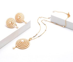 Conjunto de Collar con Colgante de Flor Chapado en Oro de Rajasthan, Collar de Perlas Blancas, Joyería Moderna de Bollywood, RAY FINE ORNATES, Certificado IGI, Regalo - Product Image 1