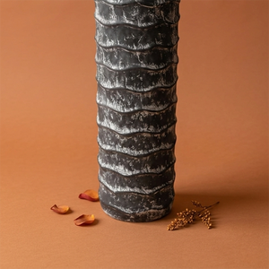 Vase à fleurs côtelé artisanal noir, finition rustique avec accents argentés vieillis, pour la décoration intérieure moderne - Product Image 5