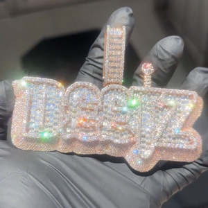 Colgante de Moissanita para Raperos, Personalizado con Nombre, Plata de Ley 925, Corte Baguette, con Letras de Moissanita Engastadas - Product Image 1