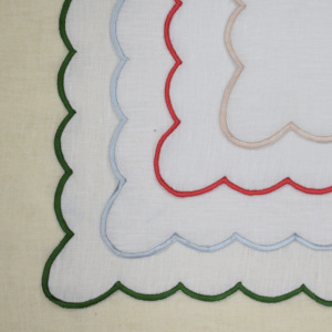 Serviette de table en lin de haute qualité à bord festonné, serviette en lin brodée à la main, décoration de table pour mariage et fête - Product Image 1