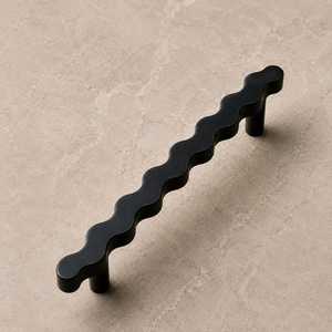 Tirador moderno de hierro ondulado para gabinetes, con acabado negro liso, tirador decorativo para muebles de cocina, cajones, armarios y despensas - Product Image 1