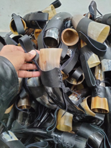 Cuerno para Beber Vikingo Único, Ecológico, Hecho a Mano con Materiales Orgánicos, Regalo para Hombres, Cumpleaños y Aniversarios - Product Image 3