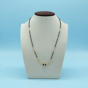 Collier mangalsutra élégant en perles noires avec design en barre dorée et pendentif en pierre ronde, bijou traditionnel pour femme à porter au quotidien. - Product Image 3