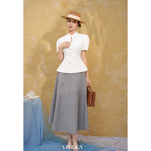 Blusa Elegante Blanca para Mujer con Cuello Mandarín y Abertura en el Escote, Estilo Peplum, para Oficina o Casual, Diseño Personalizado DORIS - Product Image 2