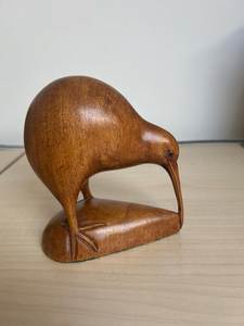 Figurine décorative en bois d'oiseau kiwi pour la décoration artistique de la maison, à utiliser comme accent d'étagère et pour la présentation sur table. - Product Image 3