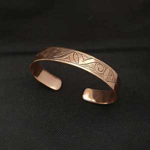 Brazalete de Cobre Hecho a Mano con Diseño Floral en Relieve, Joyería Metálica Moderna con Detalles Exquisitos, para Uso Diario y Fiestas - Product Image 4